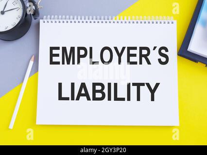 Haftung des Arbeitgebers. Text im Notizblock auf grauem, gelbem Hintergrund. Geschäftskonzept. Stockfoto