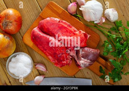 Rohes Lamm Herz und Lunge Stockfoto