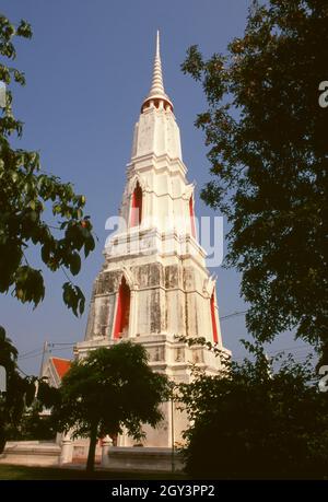 Thailand: Chiang Saen (Lanna) Stil Chedi aus der Regierungszeit von König Mongkut (Rama IV, 1804 - 1868), Wat Mani Chonlakhan, Lopburi. Die Altstadt von Lopburi stammt aus der Dvaravati-Ära (6. - 13. Jahrhundert). Es war ursprünglich als Lavo oder Lavapura bekannt. Nach der Gründung des Königreichs Ayutthaya im fünfzehnten Jahrhundert war Lopburi eine Festung der Herrscher Ayutthayas. Es wurde später eine neue königliche Hauptstadt während der Herrschaft von König Narai dem Großen des Ayutthaya-Königreichs in der Mitte des 17. Jahrhunderts. Stockfoto