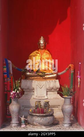 Thailand: Ein Buddha sitzt in einer Nische im Chiang Saen (Lanna) Stil Chedi aus der Regierungszeit von König Mongkut (Rama IV, 1804 - 1868), Wat Mani Chonlakhan, Lopburi. Die Altstadt von Lopburi stammt aus der Dvaravati-Ära (6. - 13. Jahrhundert). Es war ursprünglich als Lavo oder Lavapura bekannt. Nach der Gründung des Königreichs Ayutthaya im fünfzehnten Jahrhundert war Lopburi eine Festung der Herrscher Ayutthayas. Es wurde später eine neue königliche Hauptstadt während der Herrschaft von König Narai dem Großen des Ayutthaya-Königreichs in der Mitte des 17. Jahrhunderts. Stockfoto