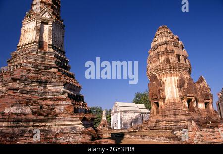 Thailand: Die Ruinen des Wat Phra Si Rattana Mahathat, Lopburi aus dem 12. Jahrhundert. Die Altstadt von Lopburi stammt aus der Dvaravati-Ära (6. - 13. Jahrhundert). Es war ursprünglich als Lavo oder Lavapura bekannt. Nach der Gründung des Königreichs Ayutthaya im fünfzehnten Jahrhundert war Lopburi eine Festung der Herrscher Ayutthayas. Es wurde später eine neue königliche Hauptstadt während der Herrschaft von König Narai dem Großen des Ayutthaya-Königreichs in der Mitte des 17. Jahrhunderts. Stockfoto