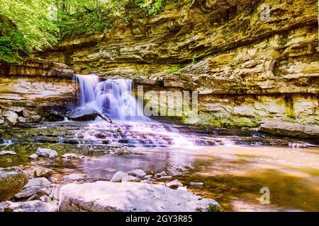 Fluss mit großem Wasserfall in der Schlucht Stockfoto