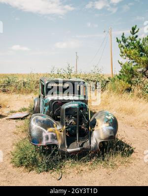 Verlassene besprühte Autos, auf der Bug Ranch auf der Route 66 in Texas Stockfoto