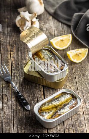 Sardinen aus der Dose. Seefisch in Blechdose auf Holztisch. Stockfoto