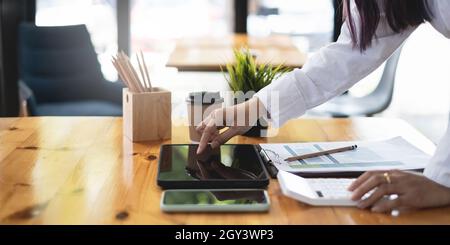 Business Frau, die mit moderner Technologie digitale Tablette. Cyber-Sicherheit Internet und Netzwerk-Konzept. Stockfoto