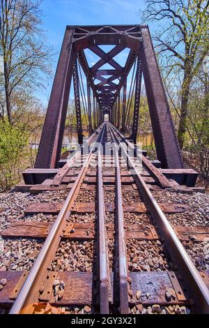 Detail auf Bahngleisen mit Brücke für Zug über Wasser Stockfoto