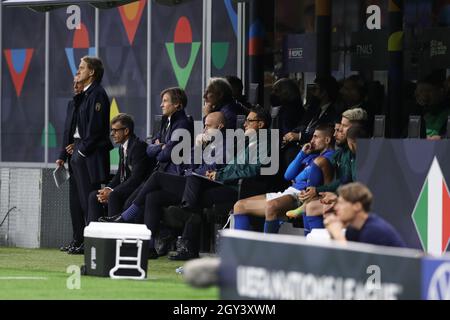 Mailand, Italien, 6. Oktober 2021. Roberto Mancini Cheftrainer aus Italien blickt zusammen mit Alberico Evani Assistenztrainer, Gabriele Oriali Teamchef und Gianluca Vialli Delegationsleiter während des Spiels der UEFA Nations League bei Giuseppe Meazza, Mailand, von der Bank auf. Bildnachweis sollte lauten: Jonathan Moscrop / Sportimage Kredit: Sportimage/Alamy Live News Stockfoto