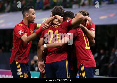 Mailand, Italien, 6. Oktober 2021. Ferran Torres aus Spanien feiert mit den Teamkollegen Sergio Busquets, Gavi, Marcos Alonso und Mikel Oyarzabal, nachdem er beim Spiel der UEFA Nations League in Giuseppe Meazza, Mailand, die Mannschaft mit 1-0:0 in Führung gebracht hatte. Bildnachweis sollte lauten: Jonathan Moscrop / Sportimage Kredit: Sportimage/Alamy Live News Stockfoto