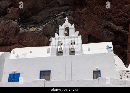 Griechische Kirche in den Berg in der Nähe des berühmten Roten Strandes von Akrotiri gebaut. Santorini Island, Griechenland Stockfoto