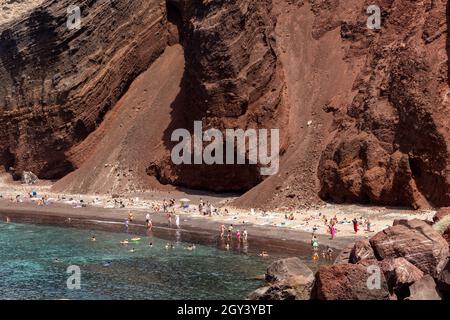 Santorini, Griechenland - 01. Juli 2021: Der berühmte Rote Strand an der Südküste der Insel Santorini, Kykladen, Ägäis. Stockfoto