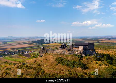 Schloss von Boldogko in Ungarn. Mittelalterliche Festung in Zemplen Hügel in sauberer Panoramalandschaft. Berühmte Touristenattraktion in Nordungarn. Stockfoto