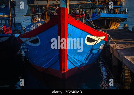 Ein blaues Hauptfischereiboot an den Docks von Ben do Duy Hai, einem Fischerdorf in Vietnam. Stockfoto