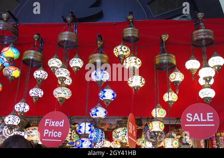 Istanbul - Türkei - 16. August 2019 - verschiedene handgefertigte Lampen werden in einer Vitrine des Großen Basars ausgestellt Stockfoto