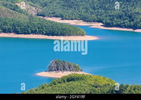 Schöne Landschaft am See von Plastira in Zentralgriechenland Stockfoto