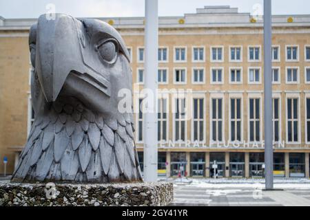 BERLIN, DEUTSCHLAND - 02. März 2013: Berlin, Flughafen Tempelhof, 2013. März: Adlerskulptur vor dem Haupteingang des Gebäudes bei einem kalten Winter Stockfoto
