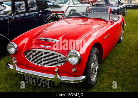 Naphill, England - 29. August 2021: Ein roter Austin Healey 3000 Sportwagen. Dies ist ein legendärer Britiah-Sportwagen Stockfoto