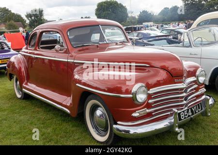 Naphill, England - 29. August 2021: Ein rotes Plymouth Special Deluxe Coupé. Das Modell wurde zwischen 1946 und 1950 gebaut. Stockfoto