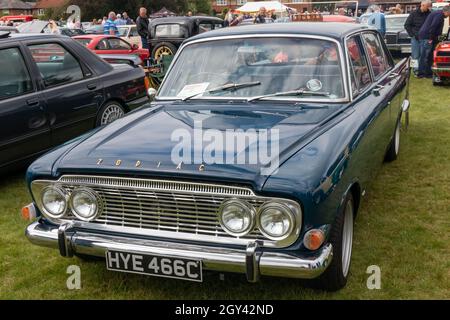 Naphill, England - 29. August 2021: Ein blauer Ford Zodiac Mark 3 Limousine.. Der Wagen wurde zwischen 1962 und 1966 gebaut. Stockfoto