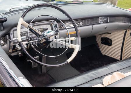 Naphill, England - 29. August 2021: Ein schwarzes Cadillac Cabrio der Serie 62. Die Autos wurden zwischen 1954 und 1956 gebaut. Stockfoto