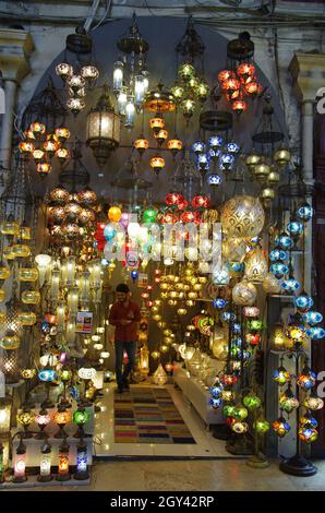 Istanbul - Türkei - 16. August 2019 - verschiedene handgefertigte Lampen werden in einer Vitrine des Großen Basars ausgestellt Stockfoto