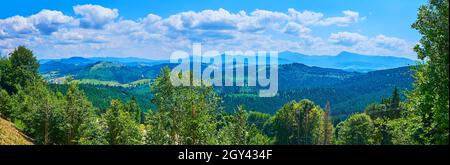 Der Berg Bukovel überblickt das Chornohora-Gebirge mit dem Berg Hoverla - dem höchsten Gipfel der Ukraine und dem Berg Petros, Bukovel, den Karpaten, Stockfoto