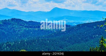 Der Berg Bukovel ist der perfekte Aussichtspunkt, um die höchsten Punkte des Chornohora-Gebirges zu überblicken - die Berge Hoverla und Petros, Karpaten, U Stockfoto