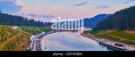 Panorama der Berglandschaft mit Molodisten See, umgeben von Grün der Gorgany Bergkette, Bukovel, Karpaten, Ukraine Stockfoto