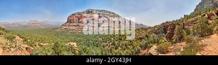 Panorama der Wüstenberge mit grünen Feldern und blauem Himmel Stockfoto