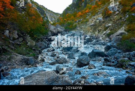 Dunkelgrau cyan wolkig stürmischer Himmel über dem Gebirgsfluss im Himalaya Stockfoto