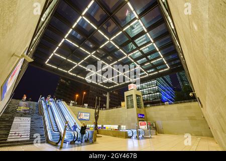 Berlin, Deutschland. 15. September 2021. Berliner, Reisende und Pendler beim Betreten des Bahnhofs Potsdamer Platz in Berlin. Stockfoto