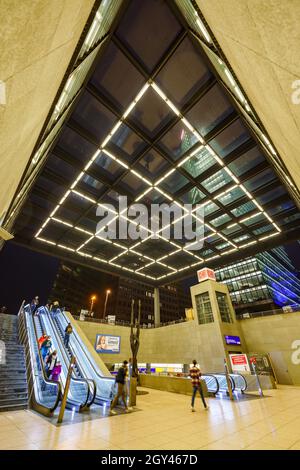 Berlin, Deutschland. 15. September 2021. Berliner, Reisende und Pendler beim Betreten des Bahnhofs Potsdamer Platz in Berlin. Stockfoto