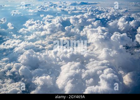 Chaotische Wolkenlandschaft von oben Stockfoto