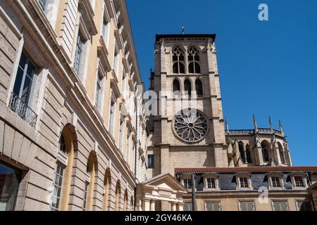 Frankreich, Lyon am 07/08/2020. Illustration des täglichen Lebens in Lyon, Frankreich. Kathedrale von St. Johannes dem Täufer. Foto von Martin Bertrand. Frankreich, Lyon Stockfoto
