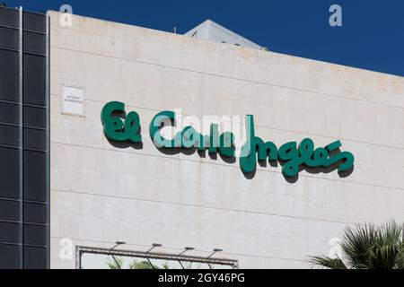 VALENCIA, SPANIEN - 05. OKTOBER 2021: El Corte Ingles ist eine spanische Kaufhauskette. Es ist eine der größten Kaufhausgruppen in Europa Stockfoto