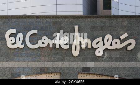 VALENCIA, SPANIEN - 05. OKTOBER 2021: El Corte Ingles ist eine spanische Kaufhauskette. Es ist eine der größten Kaufhausgruppen in Europa Stockfoto