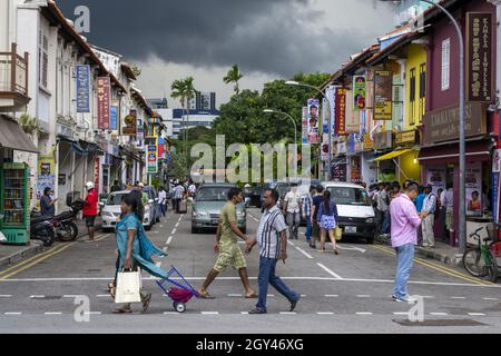 GEORGE TOWN, MALAYSIA - 06. Okt 2021: Penang, Malaysia, 2014. Mai: Straßenszene in Georgetown, Penang zeigt den indischen Bezirk mit Menschen, die sich kreuzen Stockfoto