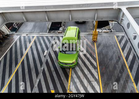 Los Cristianos, Spanien - 9. August 2021: Fahrzeuge an der Fähre im Hafen von Los Cristianos. RoRo Fähre. Teneriffa, Kanarische Inseln Stockfoto