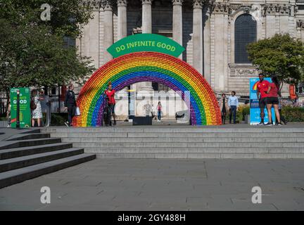 Förderung des Recyclings von Getränkedosen, einer Installation eines regenbogenfarbenen Bogens aus gebrauchten Getränkedosen. Queen Victoria Street, London, England, Großbritannien Stockfoto