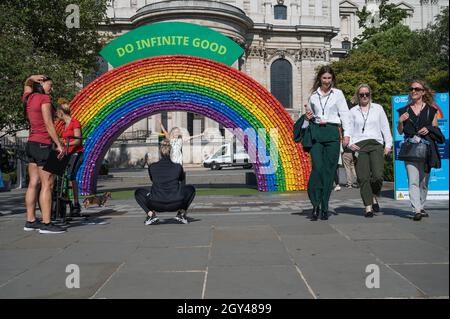 Förderung des Recyclings von Getränkedosen, einer Installation eines regenbogenfarbenen Bogens aus gebrauchten Getränkedosen. Queen Victoria Street, London, England, Großbritannien Stockfoto