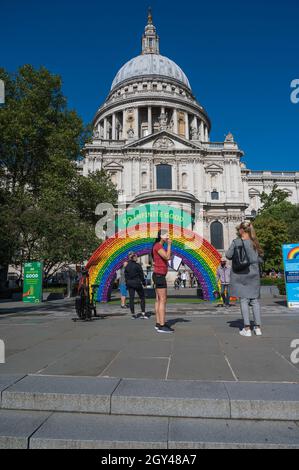 Förderung des Recyclings von Getränkedosen, einer Installation eines regenbogenfarbenen Bogens aus gebrauchten Getränkedosen. Queen Victoria Street, London, England, Großbritannien Stockfoto