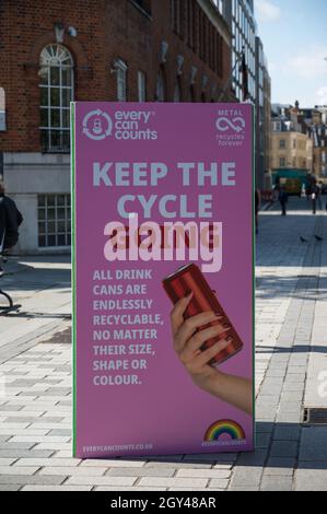 Reklametafeln, die das Recycling von gebrauchten Getränkedosen fördern. London, England, Großbritannien Stockfoto