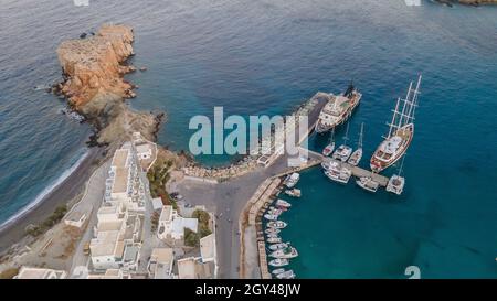 Der Haupthafen der Insel Folegandros, Griechenland Stockfoto