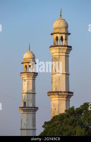 Die schönen Seitenminare [Säulen] von bibi ka maqbara, Aurangabad, Stockfoto