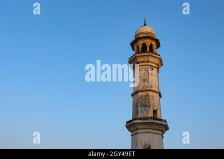 Die schönen Seitenminare [Säulen] von bibi ka maqbara, Aurangabad, Stockfoto