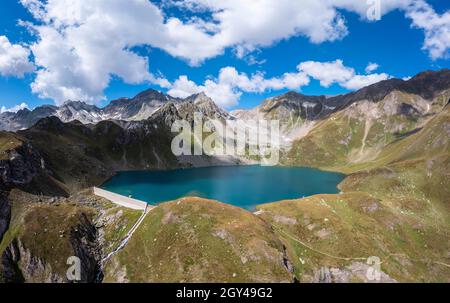 Blick auf den Sruer See und den Damm bei der Margaroli Hütte. Formazza, Valle Formazza, Verbano Cusio Ossola, Piemont, Italien. Stockfoto