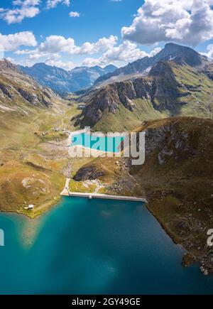 Blick auf die Vannino und Sruer Seen und Staudämme in der Nähe des Rifugio Margaroli. Formazza, Valle Formazza, Verbano Cusio Ossola, Piemont, Italien. Stockfoto