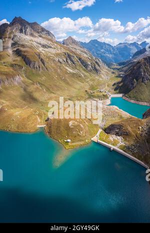 Blick auf die Vannino und Sruer Seen und Staudämme in der Nähe des Rifugio Margaroli. Formazza, Valle Formazza, Verbano Cusio Ossola, Piemont, Italien. Stockfoto