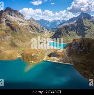 Blick auf die Vannino und Sruer Seen und Staudämme in der Nähe des Rifugio Margaroli. Formazza, Valle Formazza, Verbano Cusio Ossola, Piemont, Italien. Stockfoto