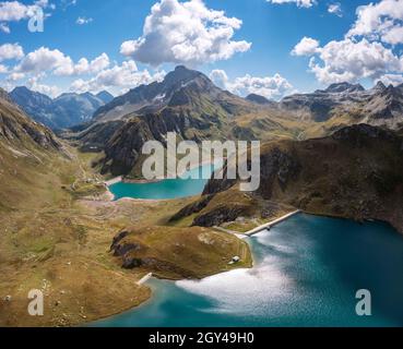 Blick auf die Vannino und Sruer Seen und Staudämme in der Nähe des Rifugio Margaroli. Formazza, Valle Formazza, Verbano Cusio Ossola, Piemont, Italien. Stockfoto