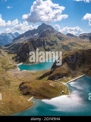 Blick auf die Vannino und Sruer Seen und Staudämme in der Nähe des Rifugio Margaroli. Formazza, Valle Formazza, Verbano Cusio Ossola, Piemont, Italien. Stockfoto